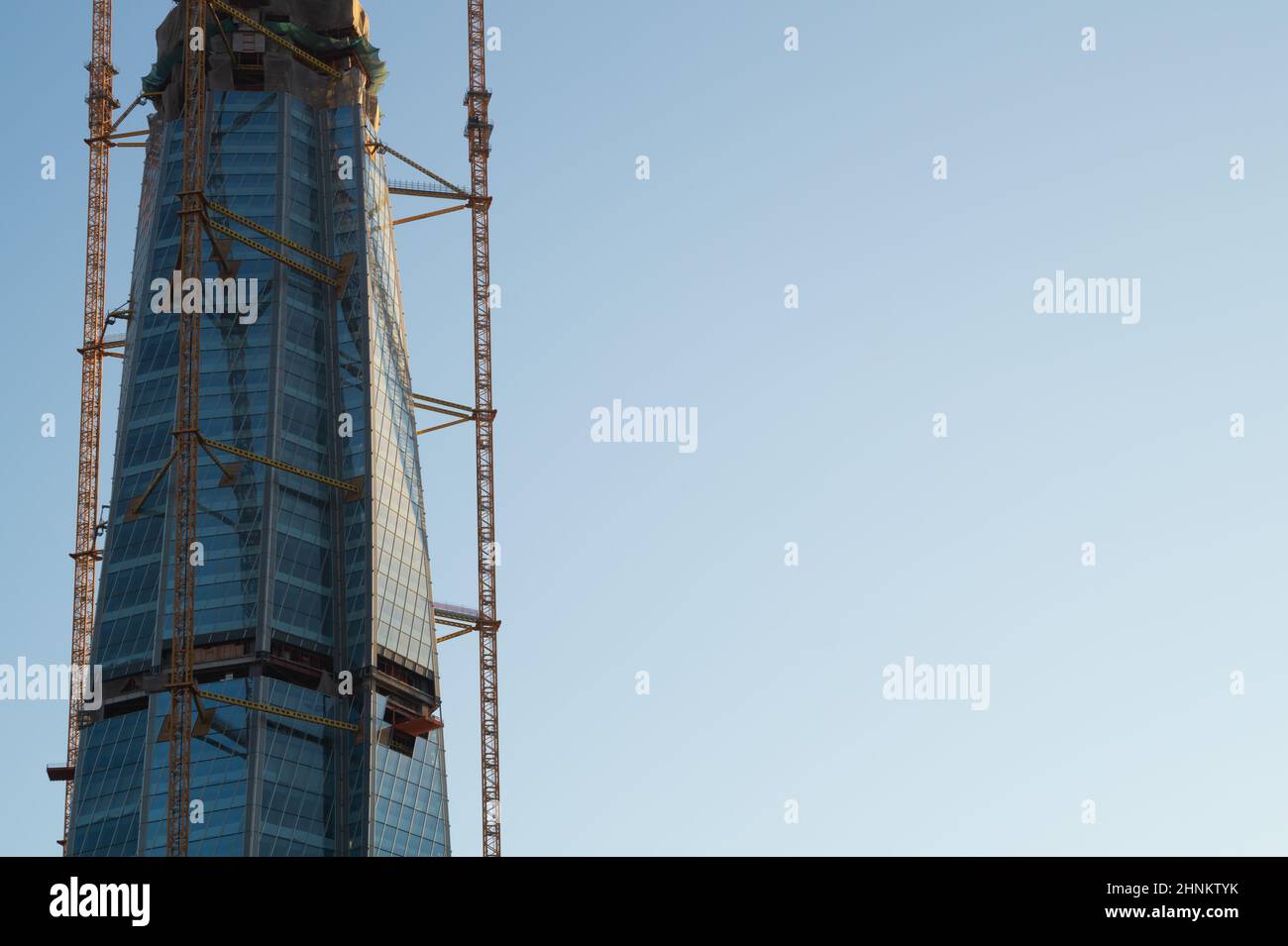 construction de gratte-ciel. tour haute avec grue industrielle Banque D'Images