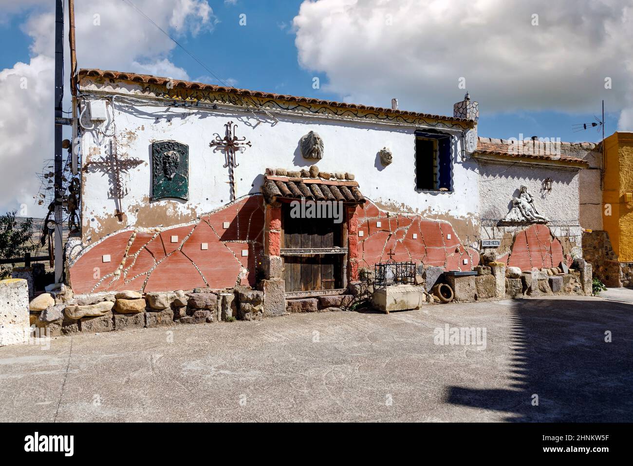 Place de l'église et musée de la sorcellerie, Trasmoz est la seule commune d'Espagne excommuniée par l'église catholique. Banque D'Images