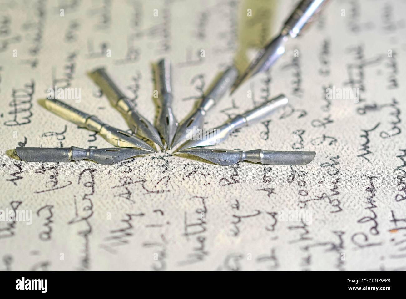 Gros plan de pointes métalliques sur l'écriture vintage.Une ancienne lettre manuscrite.Ancienne histoire.Style rétro Banque D'Images