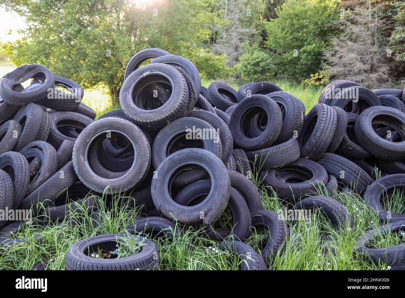 Vieux pneus noirs endommagés et usés sur une pile. Vieux pneus noirs endommagés et usés sur une pile. Problèmes de bande de roulement des pneus. Concept de solutions. Problèmes de bande de roulement des pneus. Banque D'Images