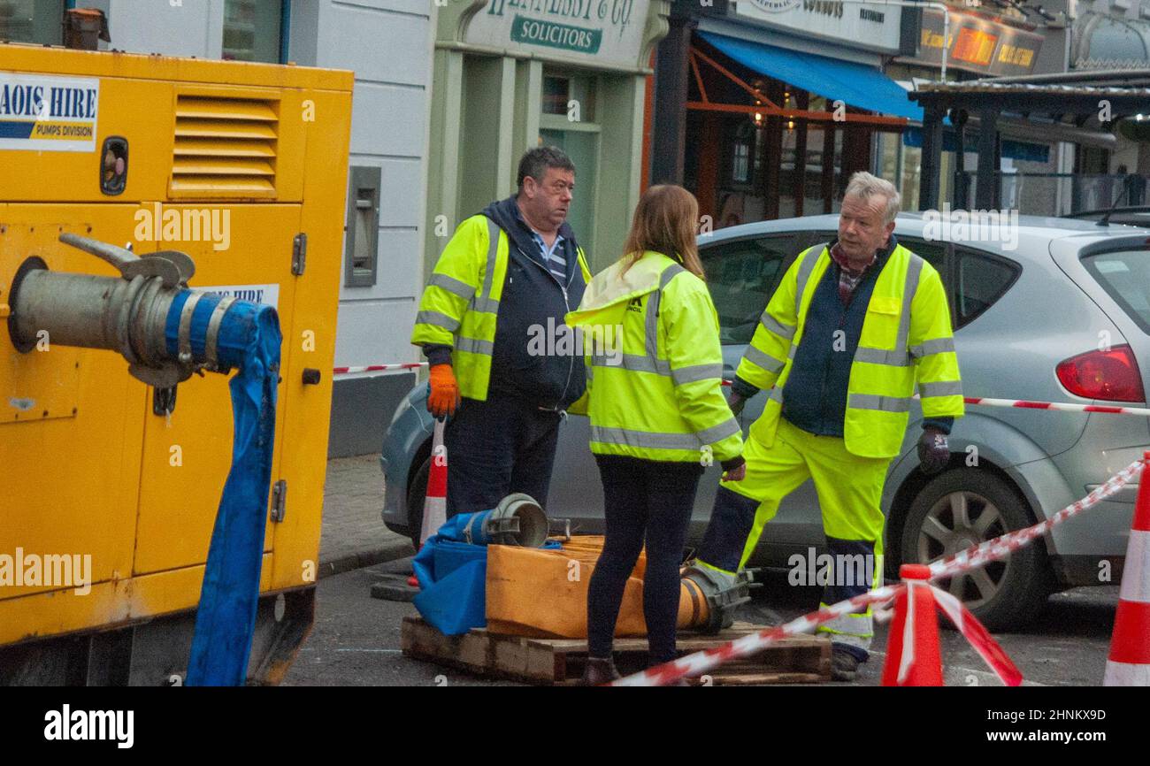 Bantry, West Cork, Irlande jeudi 17 2022 février; les préparatifs sont en cours à Bantry pour l'arrivée de Storm Eunice tôt vendredi matin. Le personnel du Conseil a mis des pompes en place et a placé des sacs de sable pour que les entreprises mettent leurs portes. Le personnel du Conseil et des services d'incendie sont en veille, avec de fortes pluies, des vents violents et de la neige attendus dans les premières heures de vendredi matin. Les travailleurs du conseil préparent une pompe sur Wolfe Tone Square pour aider à dérégler les eaux d'inondation, tandis que les magasins et les entreprises ont placé des sacs de sable aux portes de leurs locaux pour éviter de graves dommages. Credit ED/Alamy Live News Banque D'Images