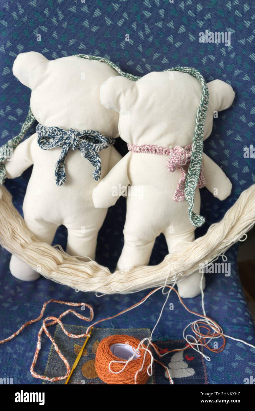 Ours en peluche faits main en coton blanc. Pour la Saint-Valentin Banque D'Images