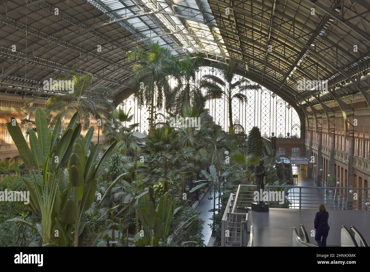 Gare Puerta de Atocha, concourse principal avec jardin tropical, Madrid Espagne. Banque D'Images