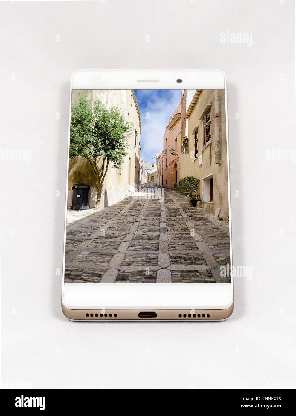 Smartphone moderne affichant l'image de l'ancienne rue à Erice, Italie Banque D'Images