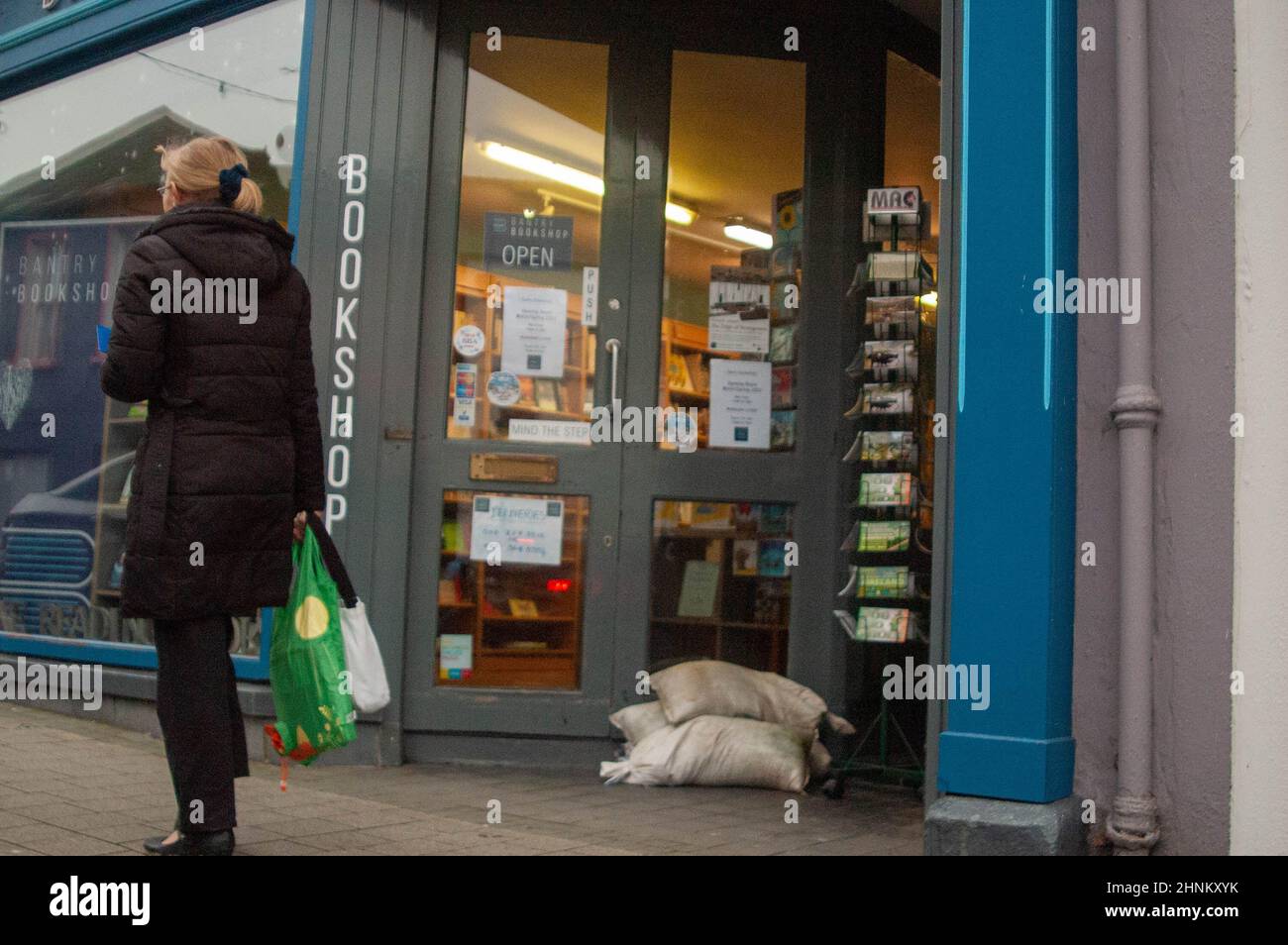 Bantry, West Cork, Irlande jeudi 17 2022 février; les préparatifs sont en cours à Bantry pour l'arrivée de Storm Eunice tôt vendredi matin. Le personnel du Conseil a mis des pompes en place et a placé des sacs de sable pour que les entreprises mettent leurs portes. Le personnel du Conseil et des services d'incendie sont en veille, avec de fortes pluies, des vents violents et de la neige attendus dans les premières heures de vendredi matin. Les travailleurs du conseil préparent une pompe sur Wolfe Tone Square pour aider à dérégler les eaux d'inondation, tandis que les magasins et les entreprises ont placé des sacs de sable aux portes de leurs locaux pour éviter de graves dommages. Credit ED/Alamy Live News Banque D'Images