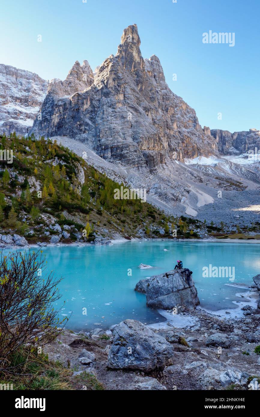 Le lac gelé de Sorapiss et les majestueuses Dolomites Alp Mountains, province de Belluno, Italie Banque D'Images