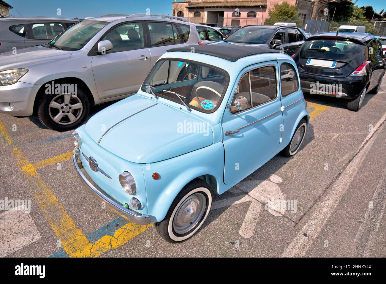 Vue de la légendaire voiture italienne Fiat 500 en bleu turquoise. Banque D'Images