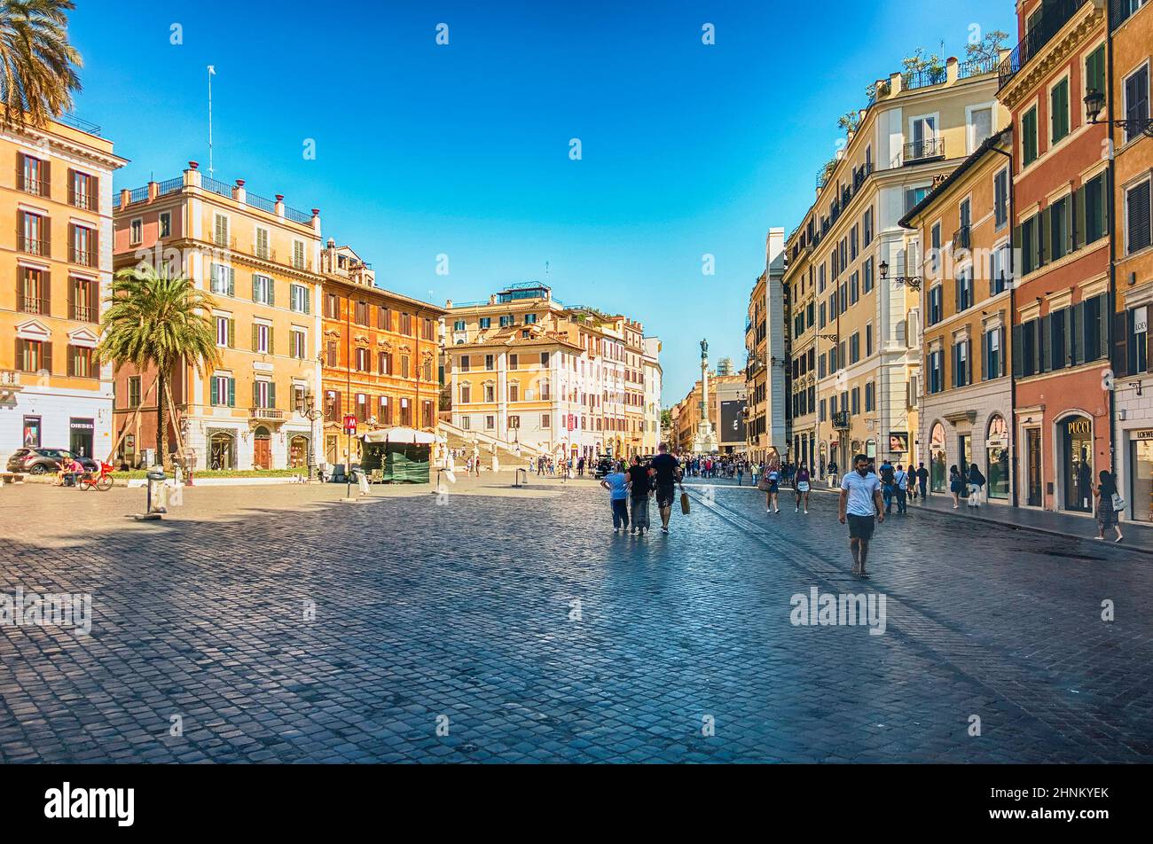 Vue sur la Piazza di Spagna, place emblématique de Rome, Italie Banque D'Images
