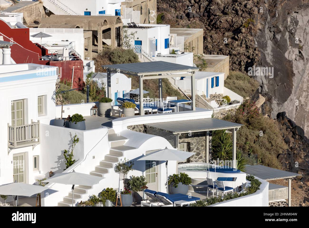 Maisons blanchies à la chaux à Imerovigli sur l'île de Santorini, Cyclades, Grèce Banque D'Images