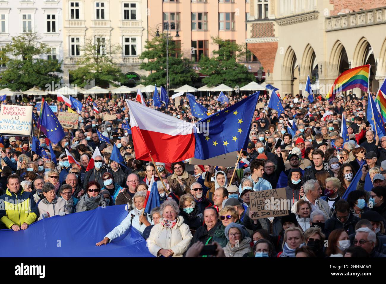 Cracovie Pologne - nous restons les feuilles du gouvernement! Les gens protestent contre le verdict du Tribunal constitutionnel. Banque D'Images