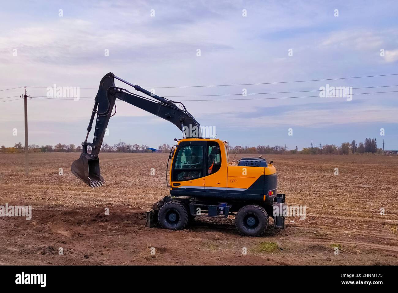Pelle hydraulique garée dans la zone de construction. Banque D'Images