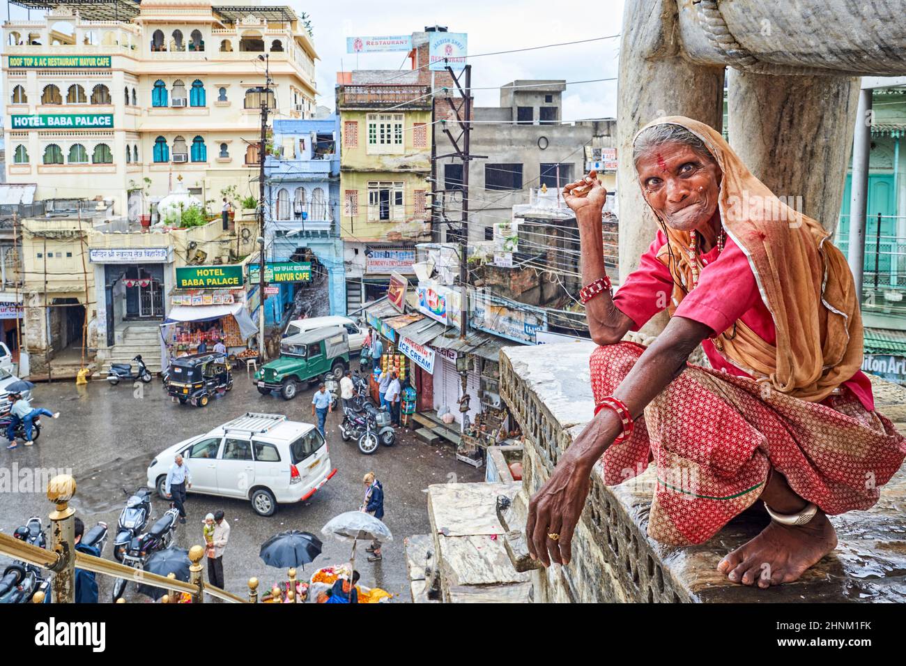 Inde Rajasthan Udaipur. Portrait d'une vieille femme terrifiante Banque D'Images