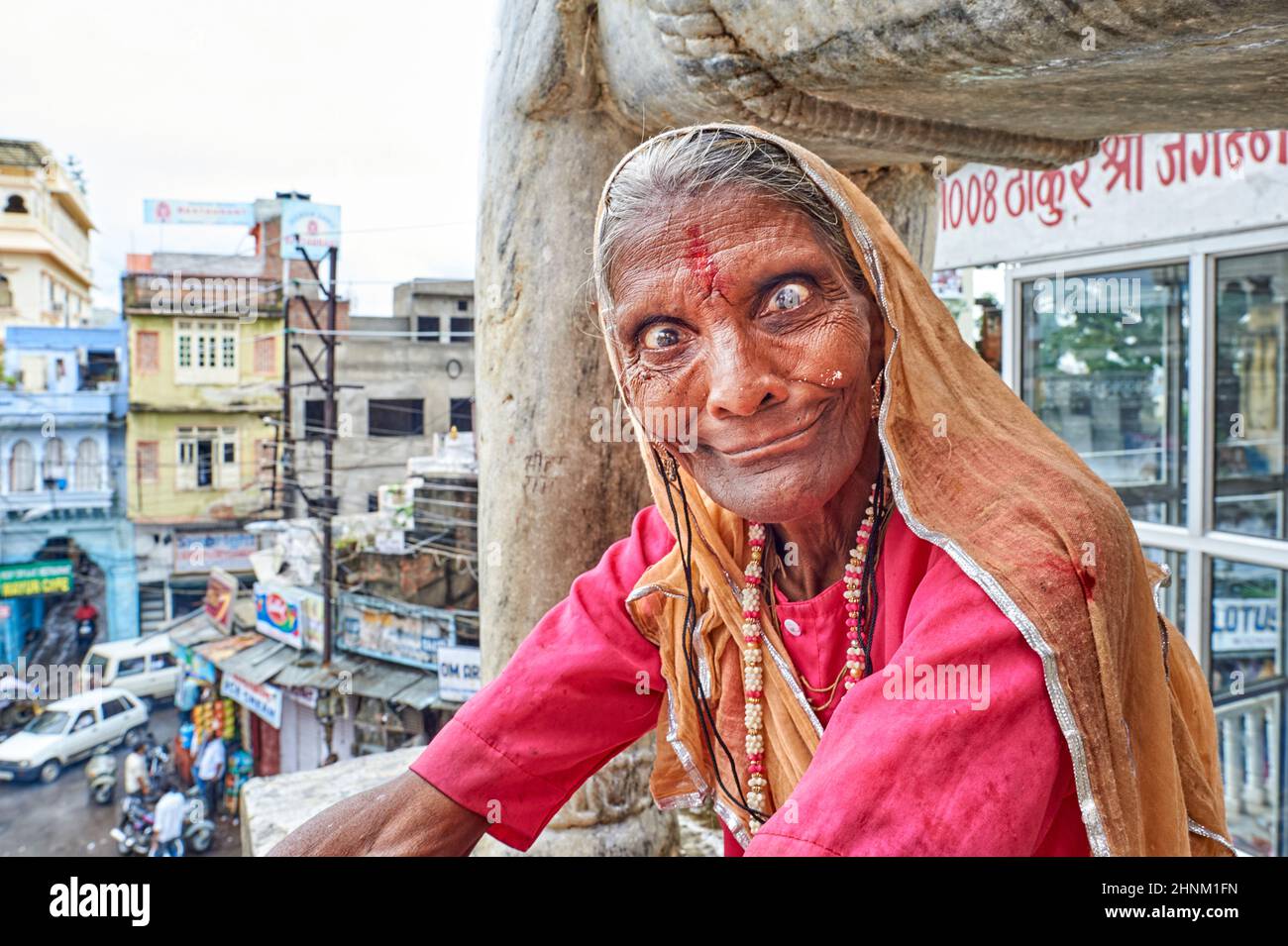 Inde Rajasthan Udaipur. Portrait d'une vieille femme terrifiante Banque D'Images