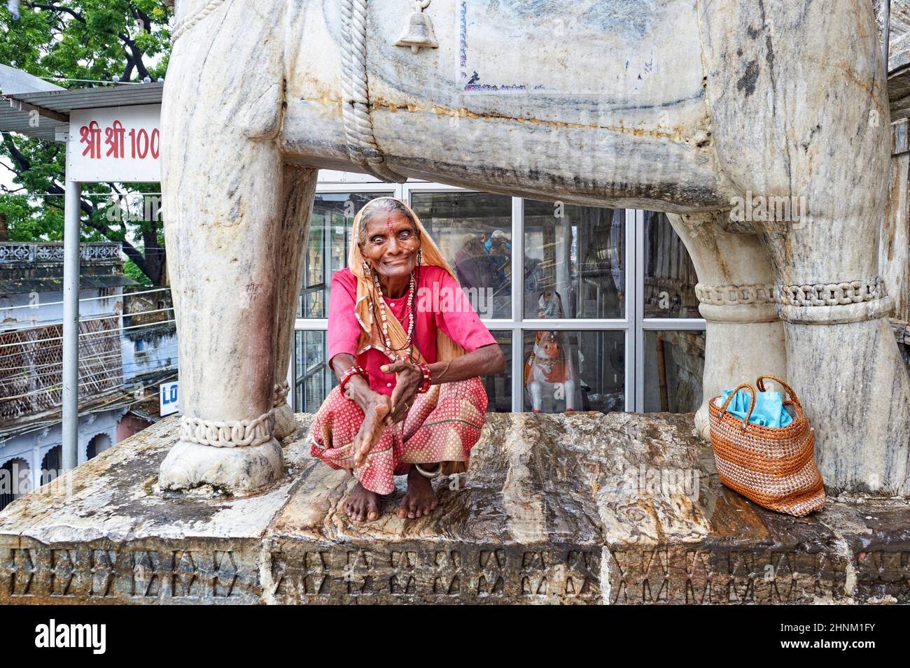 Inde Rajasthan Udaipur. Portrait d'une vieille femme terrifiante Banque D'Images