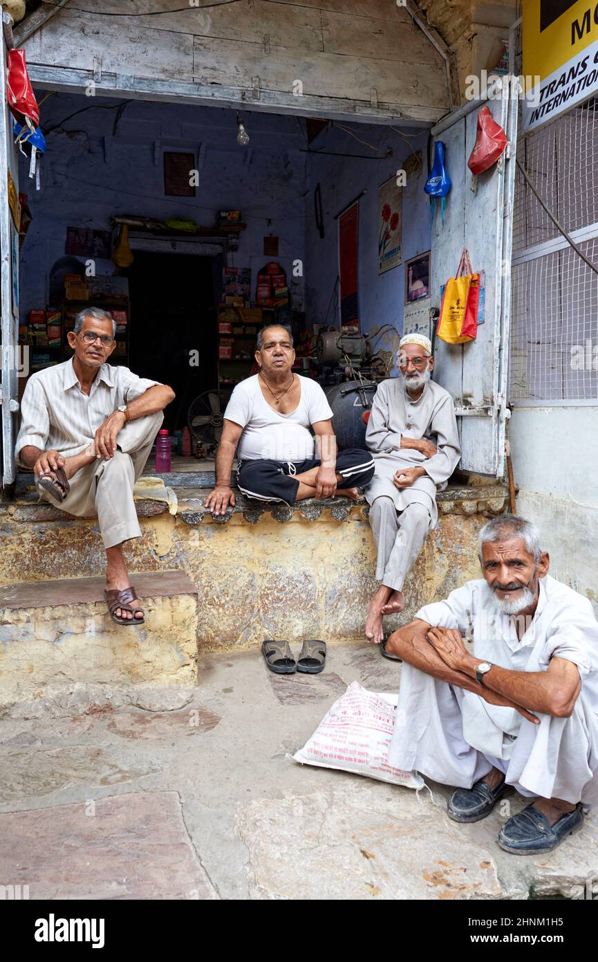 Inde Rajasthan Bundi. Un groupe d'hommes qui se détendent Banque D'Images