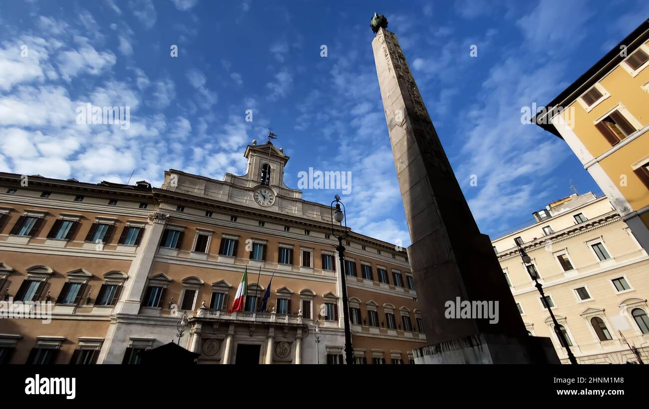 Façade du Palais Montecitorio à Rome, siège de la Chambre des députés italienne par temps ensoleillé. Banque D'Images