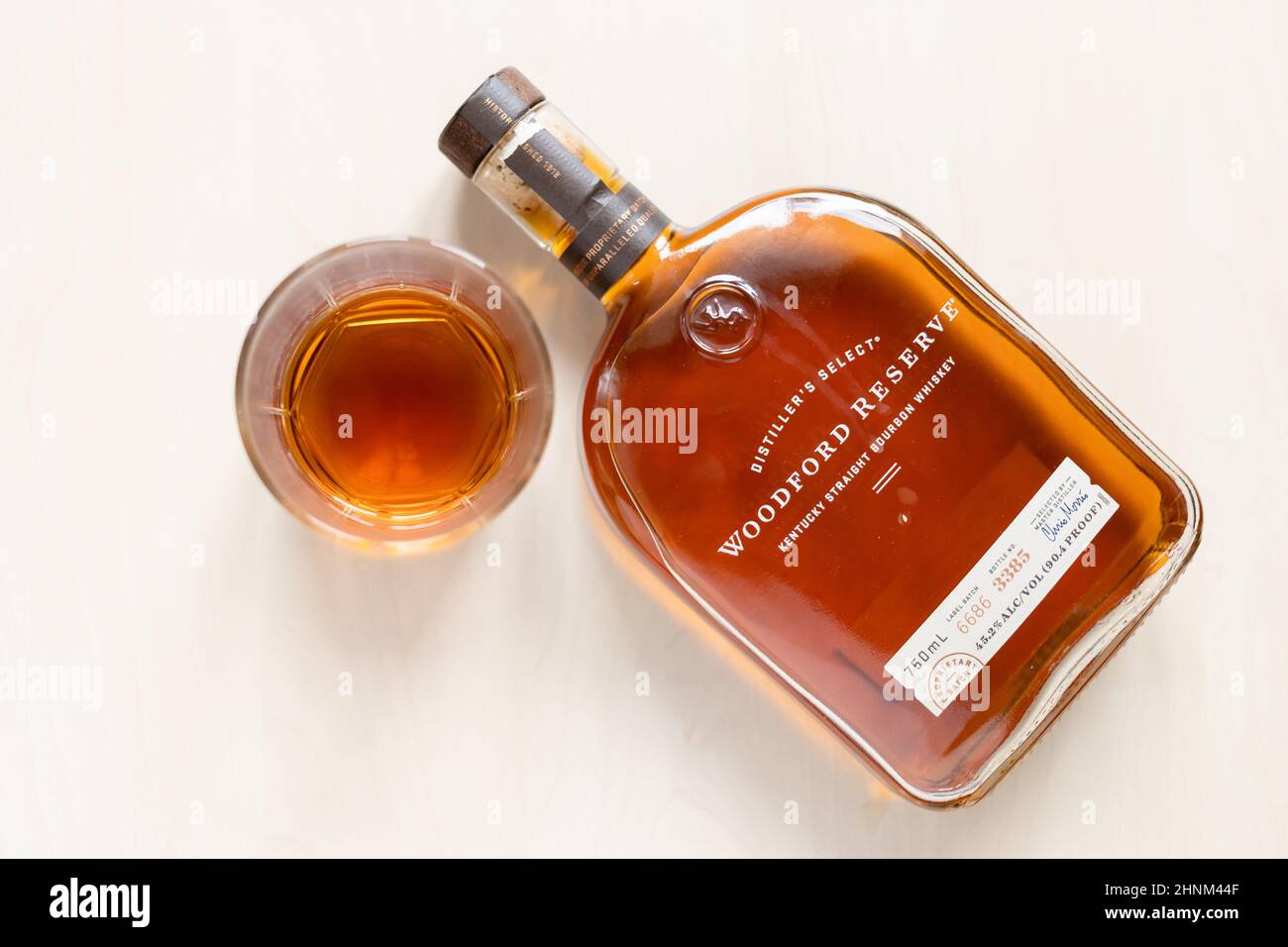 Verre avec whisky bourbon Woodford Reserve Banque D'Images