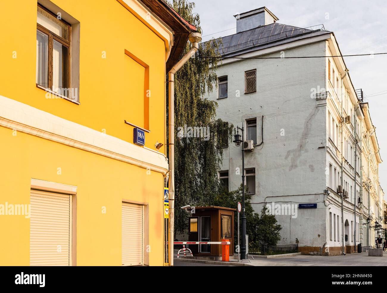 Vieilles maisons urbaines sur la rue Rozhdestvenka à Moscou Banque D'Images