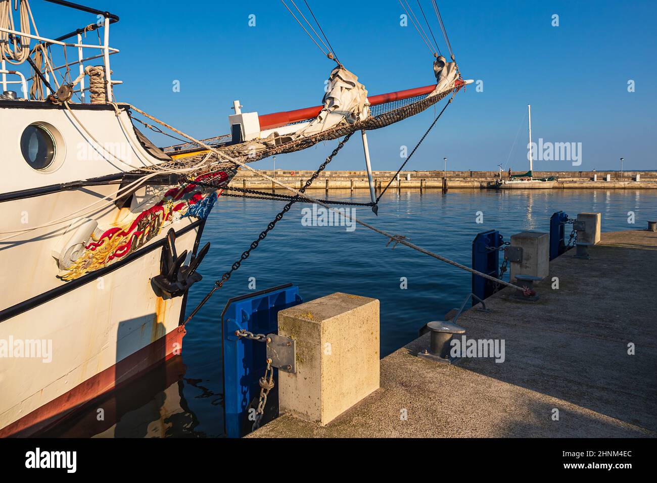 Bateaux à voile dans le port de Sassnitz sur l'île de Ruegen, Allemagne Banque D'Images