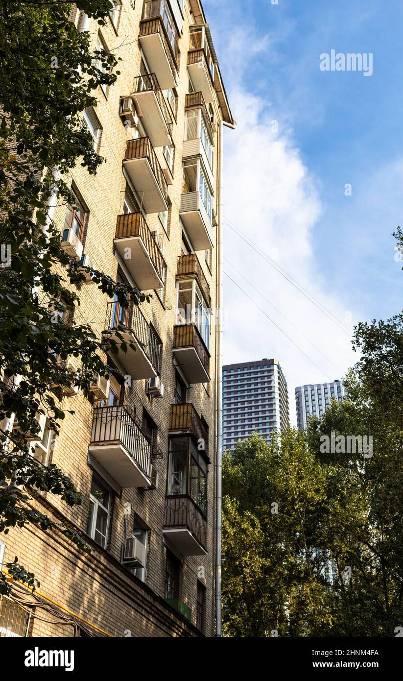 façade de la maison d'appartement en briques de grande hauteur Banque D'Images