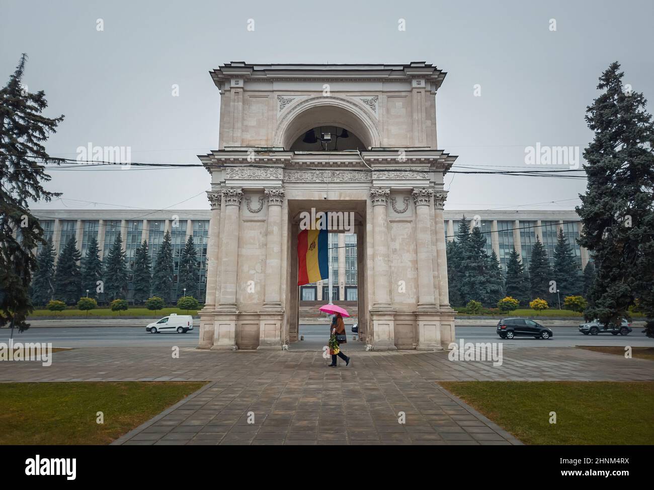Arche triomphale devant le bâtiment du gouvernement, Chisinau, Moldova. Monuments historiques de la capitale. Banque D'Images