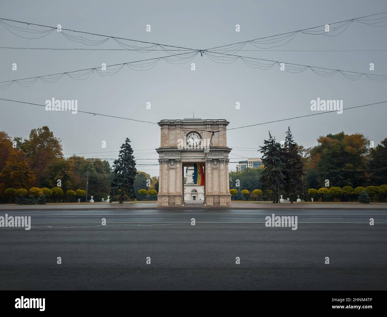 Arche triomphale à Chisinau, Moldavie. Vue de la saison d'automne de la rue au monument en un jour de pluie. Banque D'Images