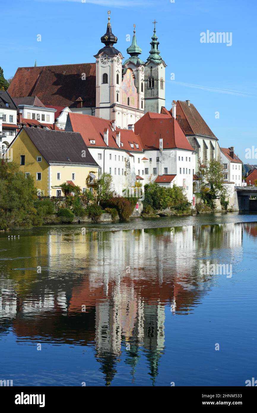Häuser in Steyr spiegeln sich im Fluss Steyr, Österreich, Europa - les maisons de Steyr se reflètent dans la rivière Steyr, Autriche, Europe Banque D'Images