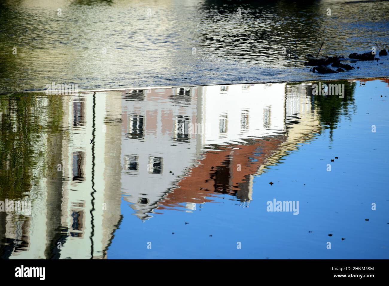 Häuser in Steyr spiegeln sich im Fluss Steyr, Österreich, Europa - les maisons de Steyr se reflètent dans la rivière Steyr, Autriche, Europe Banque D'Images