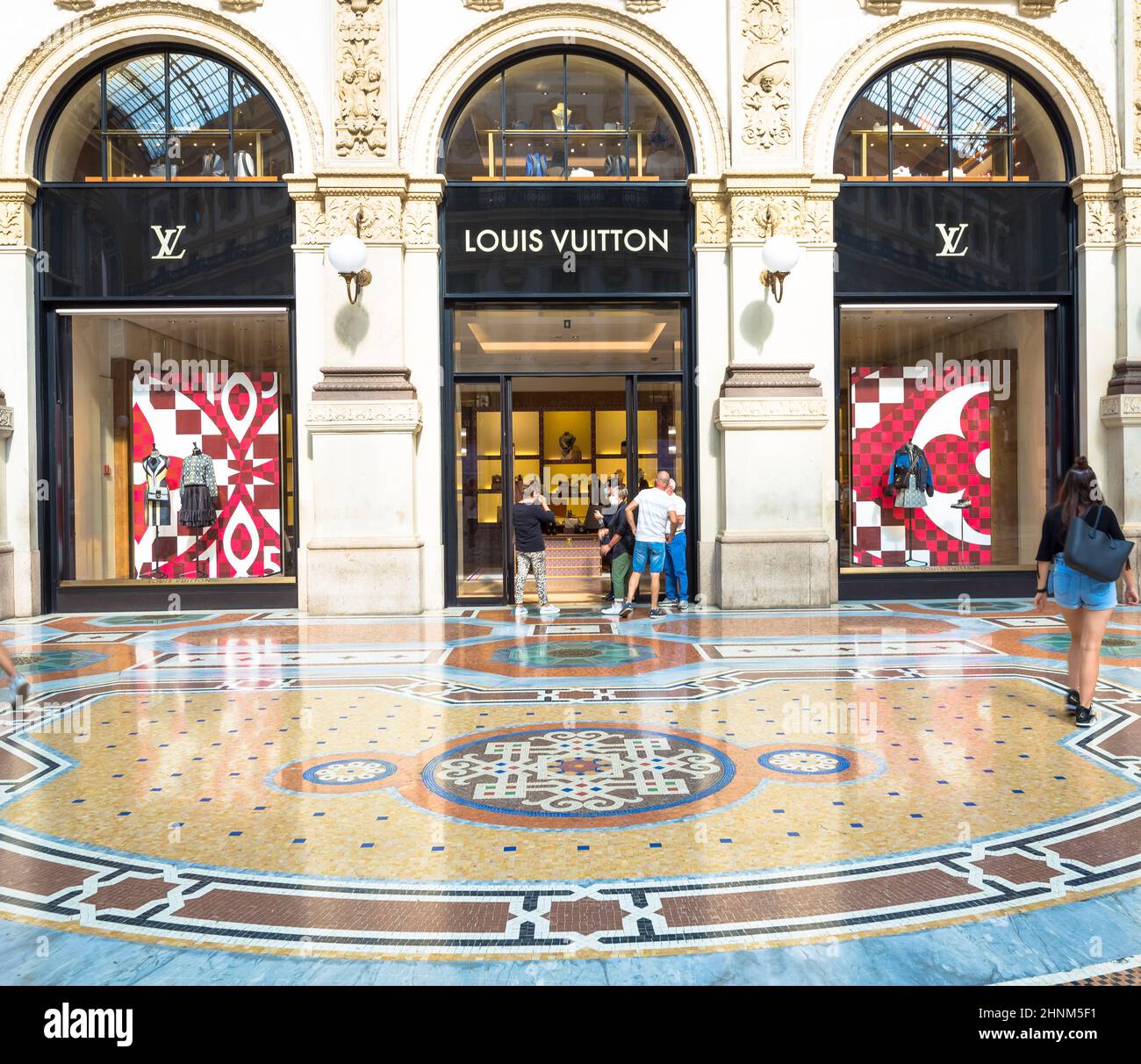 Boutiques de mode à Milan, Italie. Les gens qui marchent devant une célèbre boutique de luxe. Banque D'Images