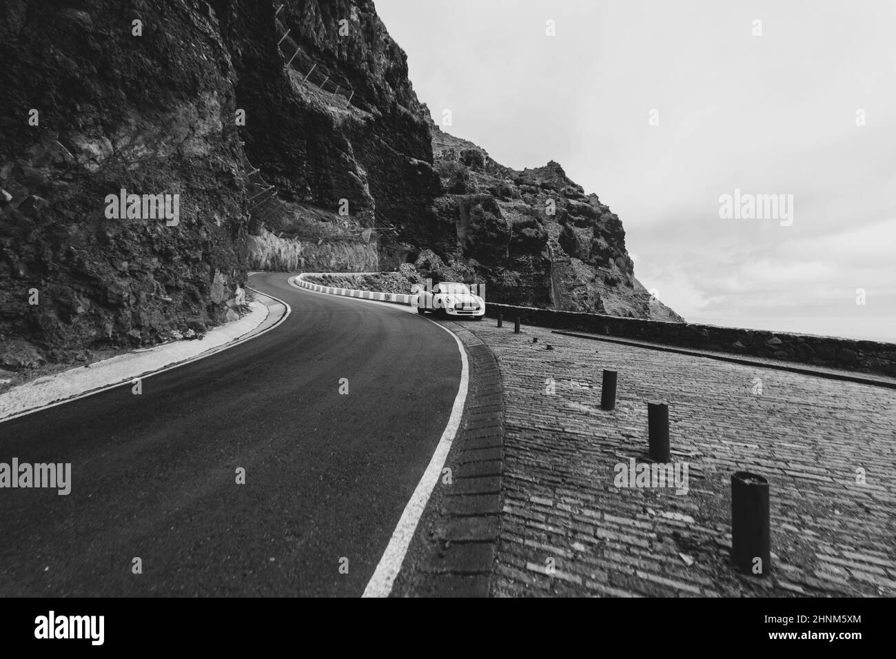 TÉNÉRIFE, ÎLES CANARIES, ESPAGNE - 07 JUILLET 2021 : route de montagne vers le Cap Teno. Vue depuis la terrasse d'observation - Mirador Punta del Fraile. Noir et blanc. Banque D'Images TÉNÉRIFE, ÎLES CANARIES, ESPAGNE - 07 JUILLET 2021 : route de montagne vers le Cap Teno. Vue depuis la terrasse d'observation - Mirador Punta del Fraile. Noir et blanc. Banque D'Images