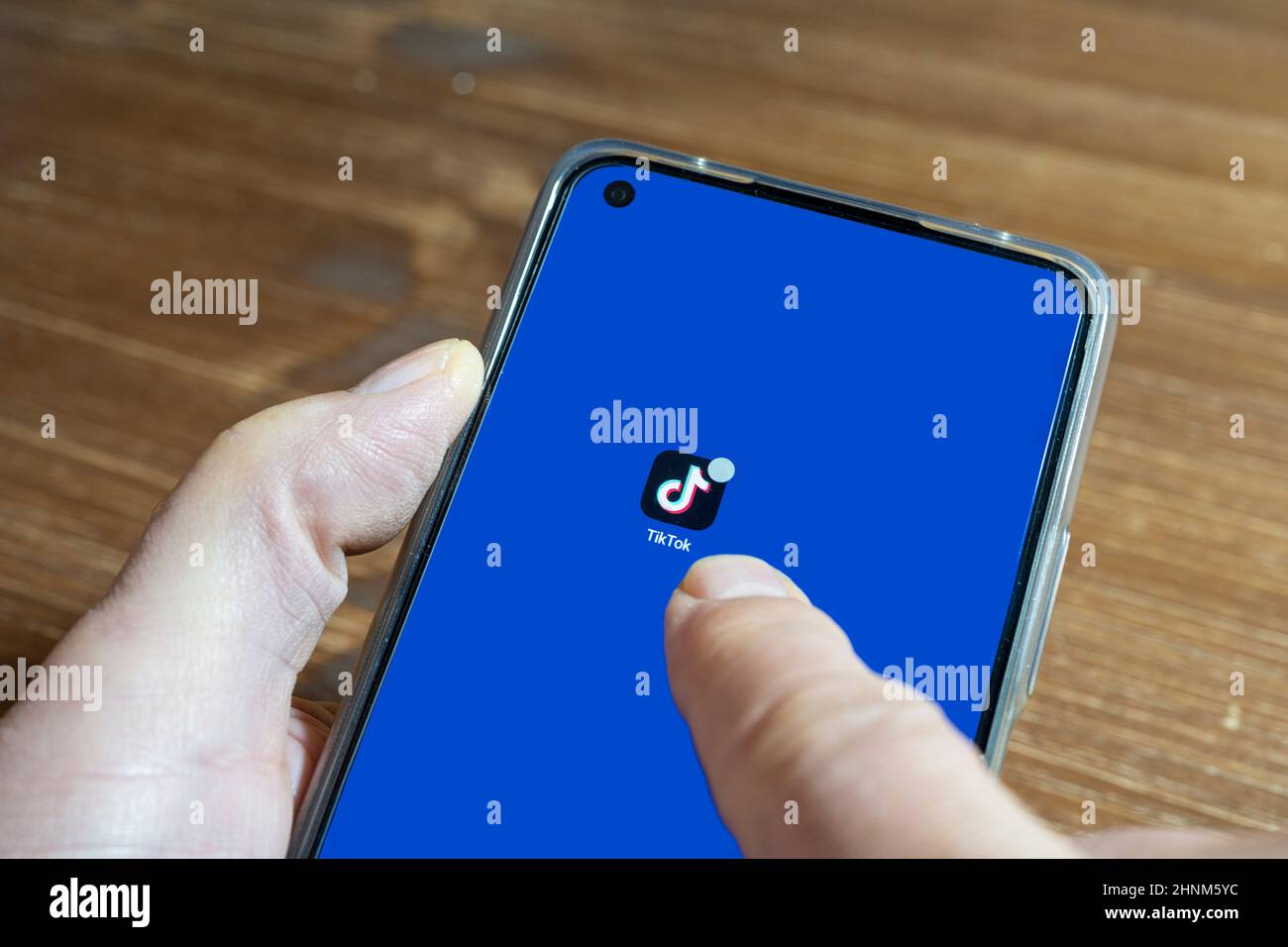 Cliquez sur l'application TikTok Banque D'Images