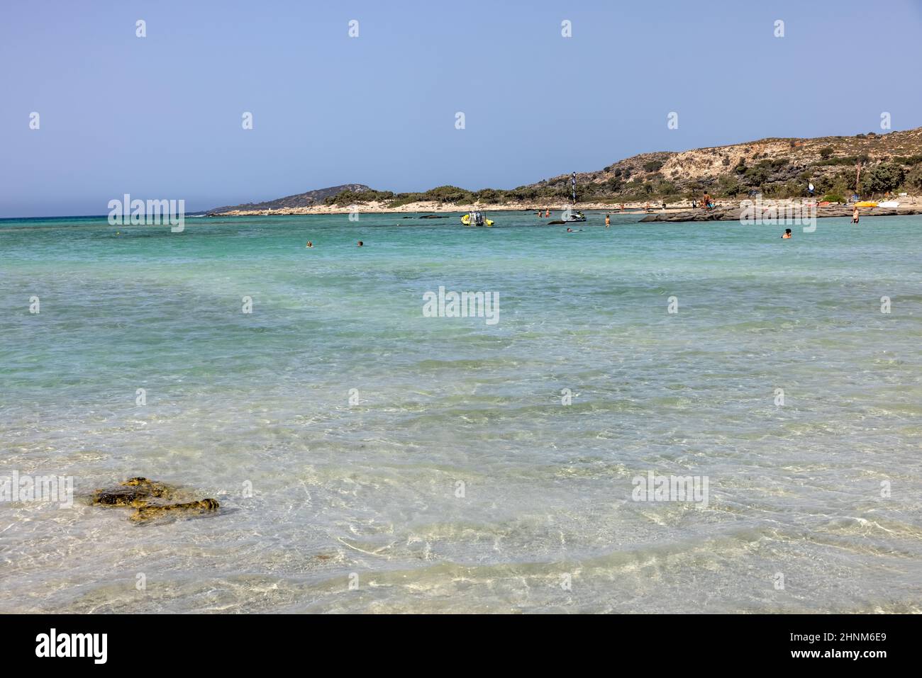 Les gens se détendent sur la célèbre plage de corail rose d'Elafonisi en Crète Banque D'Images