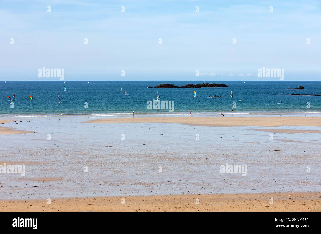 Planches à voile surfant le long de la plage de Saint-Malo. Bretagne, France Banque D'Images