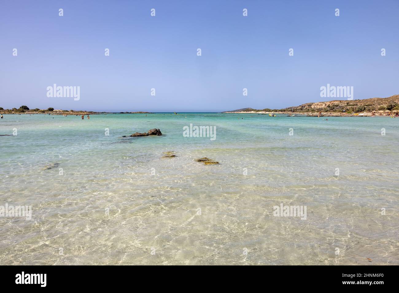 Les gens se détendent sur la célèbre plage de corail rose d'Elafonisi en Crète Banque D'Images