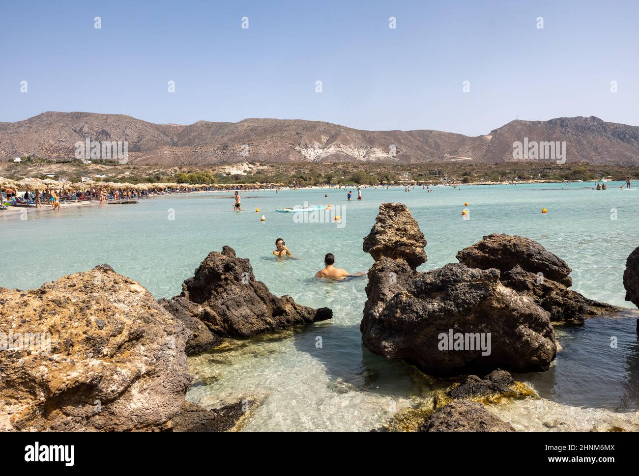 Les gens se détendent sur la célèbre plage de corail rose d'Elafonisi en Crète Banque D'Images