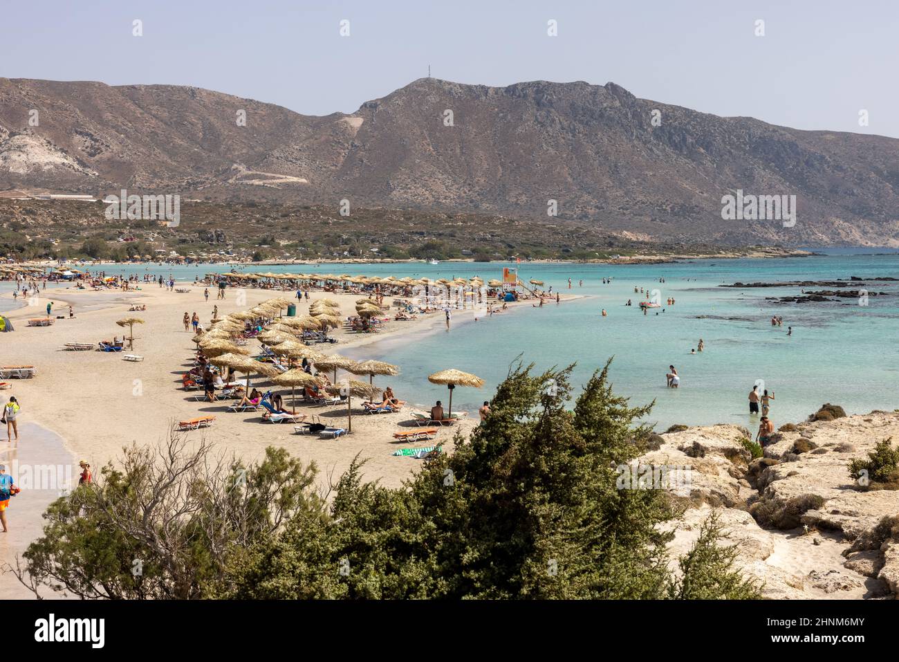 Les gens se détendent sur la célèbre plage de corail rose d'Elafonisi en Crète Banque D'Images