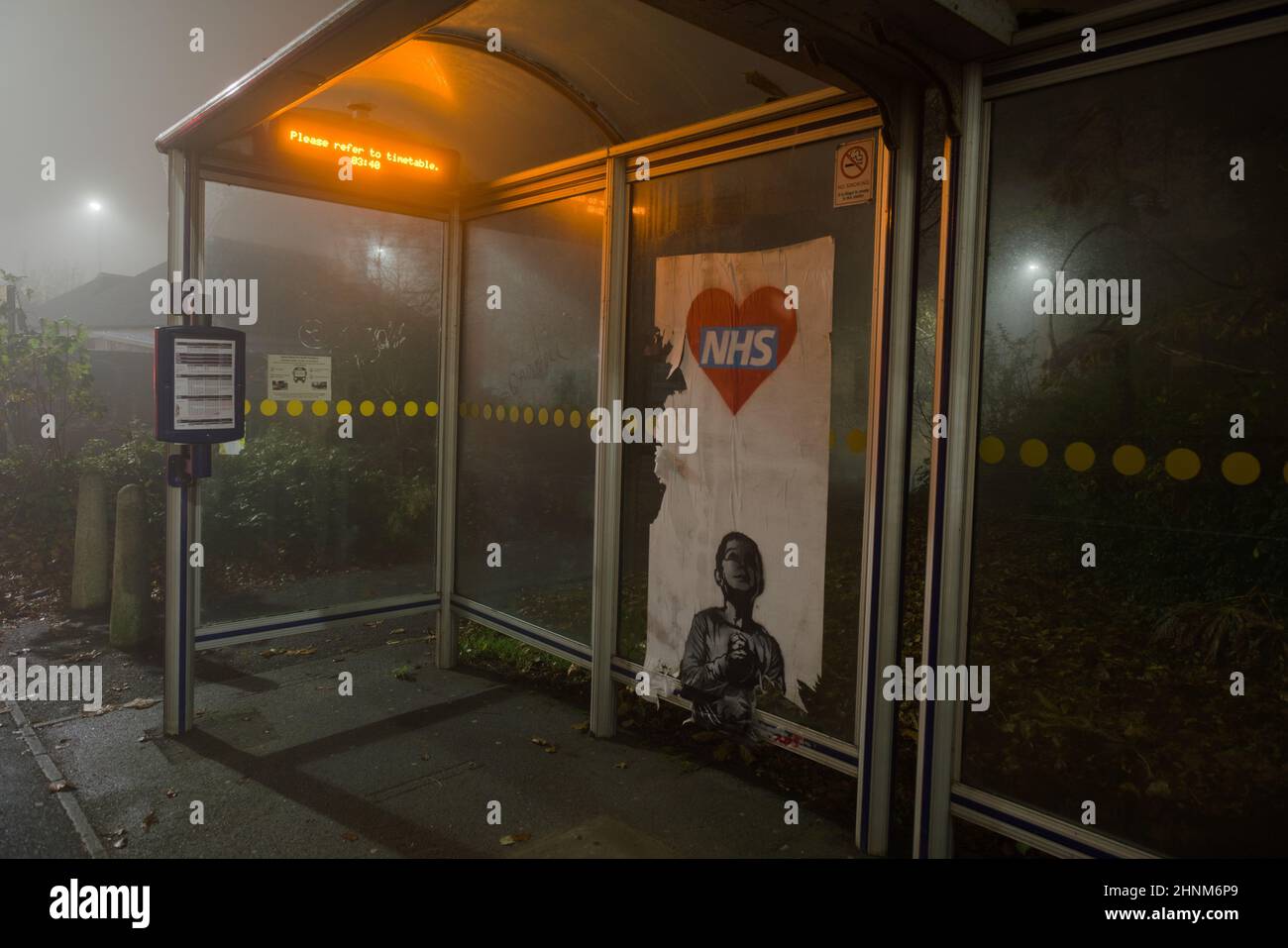 NHS Merci affiche partie déchirée dans un arrêt de bus, dans le style de Banksy Banque D'Images