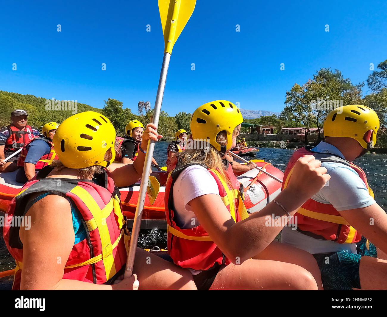 Rafting en eau sur les rapides de la rivière Manavgat dans le canyon de Koprulu, Turquie. Banque D'Images
