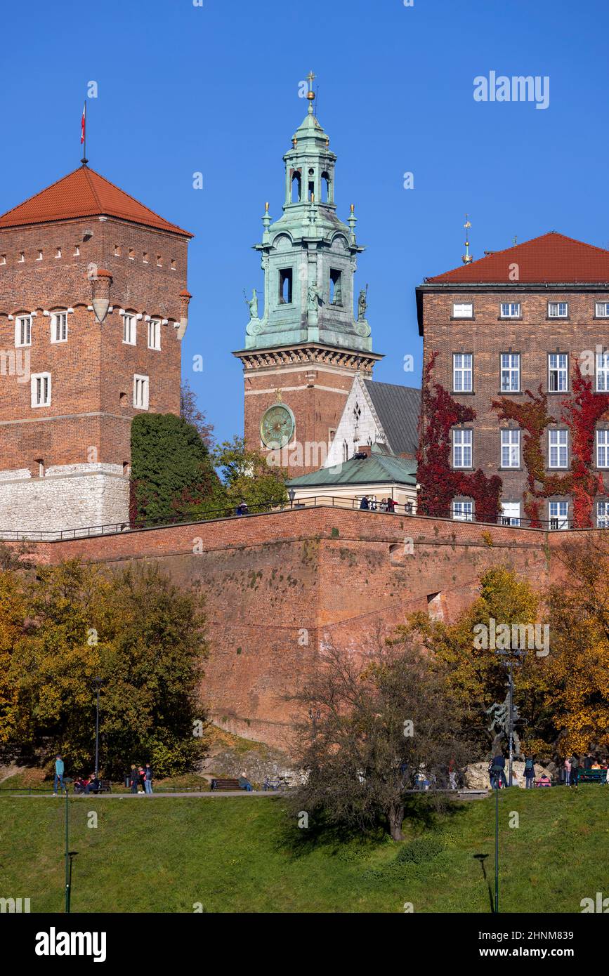 Cracovie, Pologne - 25 octobre 2021 : Château royal de Wawel, vue depuis le bord de la rivière Wisla par une journée ensoleillée en automne Banque D'Images