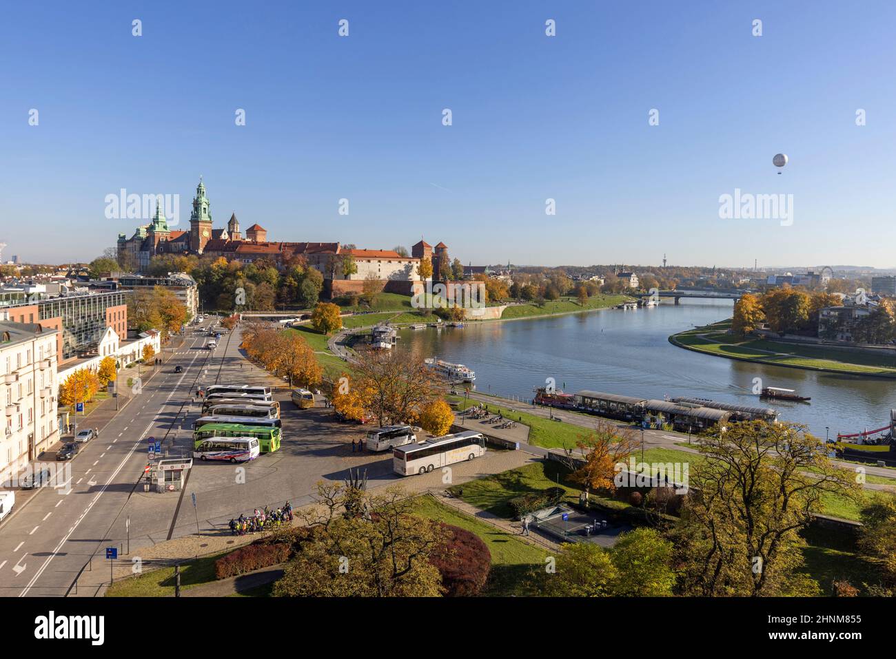 Château royal de Wawel, vue aérienne par une journée ensoleillée en automne, tour en montgolfière au-dessus de la Vistule, Cracovie, Pologne Banque D'Images