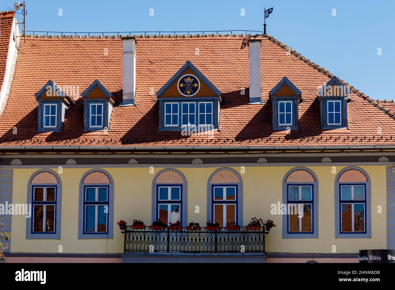 Un toit avec fenêtres et cheminée Banque D'Images