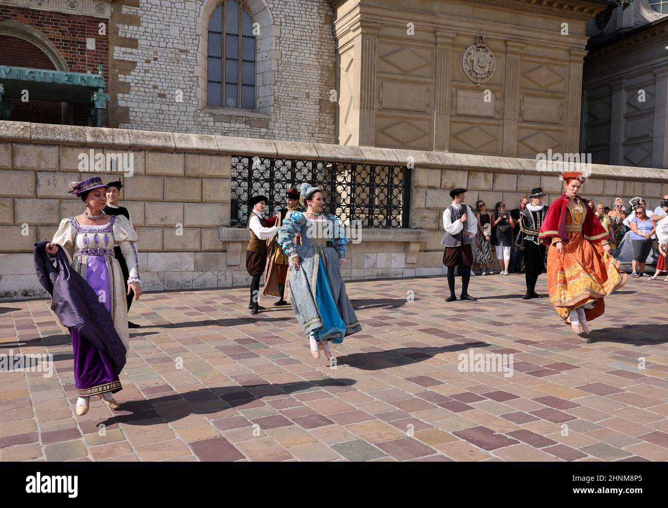 Performance - lorsque des cloches dansent, le ballet Dracovia Danza au château royal de Wawel fait partie du festival de danse de la cour de Cracovie de Danza en 22nd. Cracovie. Pologne Banque D'Images