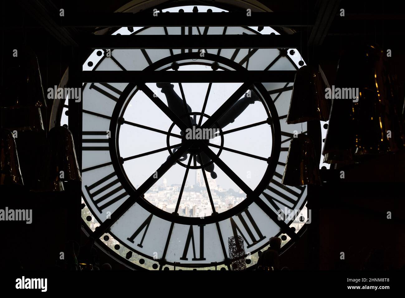Le Sacré Coeur vu à travers une fenêtre du musée d'Orsay, à Paris Banque D'Images