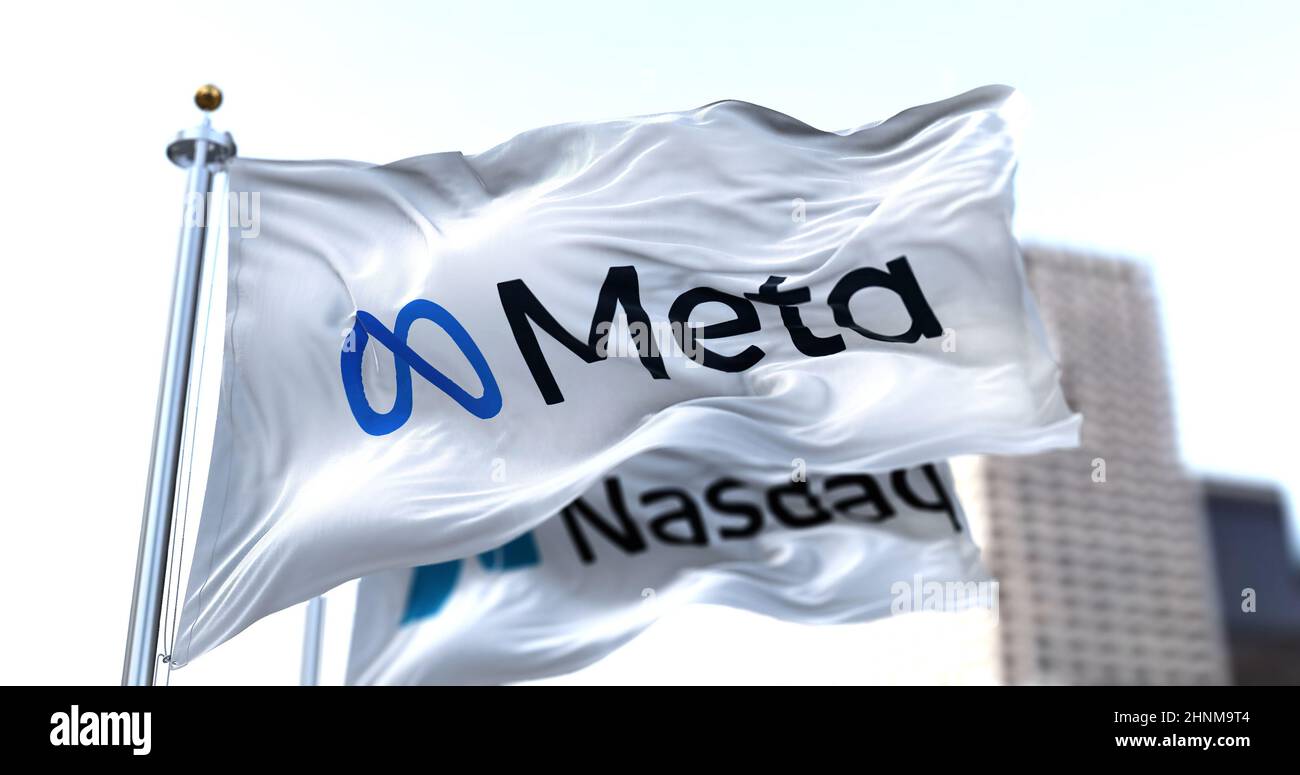 Les drapeaux de Meta et de Nasdaq agitant dans le vent Banque D'Images