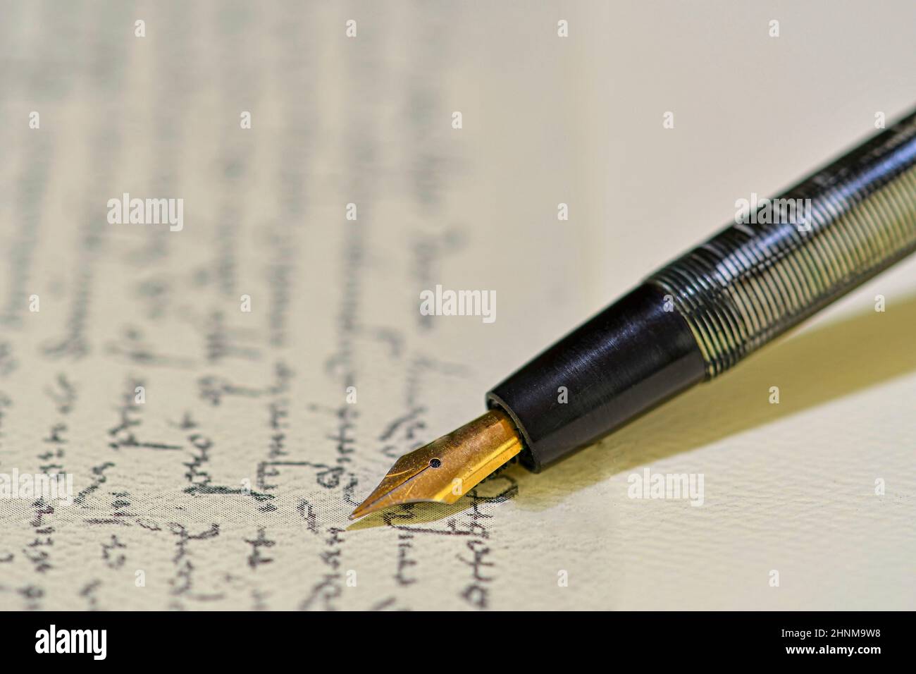 Stylo plume sur fond de lettre flou. Vieux stylo plume sur une lettre manuscrite vintage. Contexte conceptuel sur l'histoire, l'éducation, la littérature. Style rétro Banque D'Images