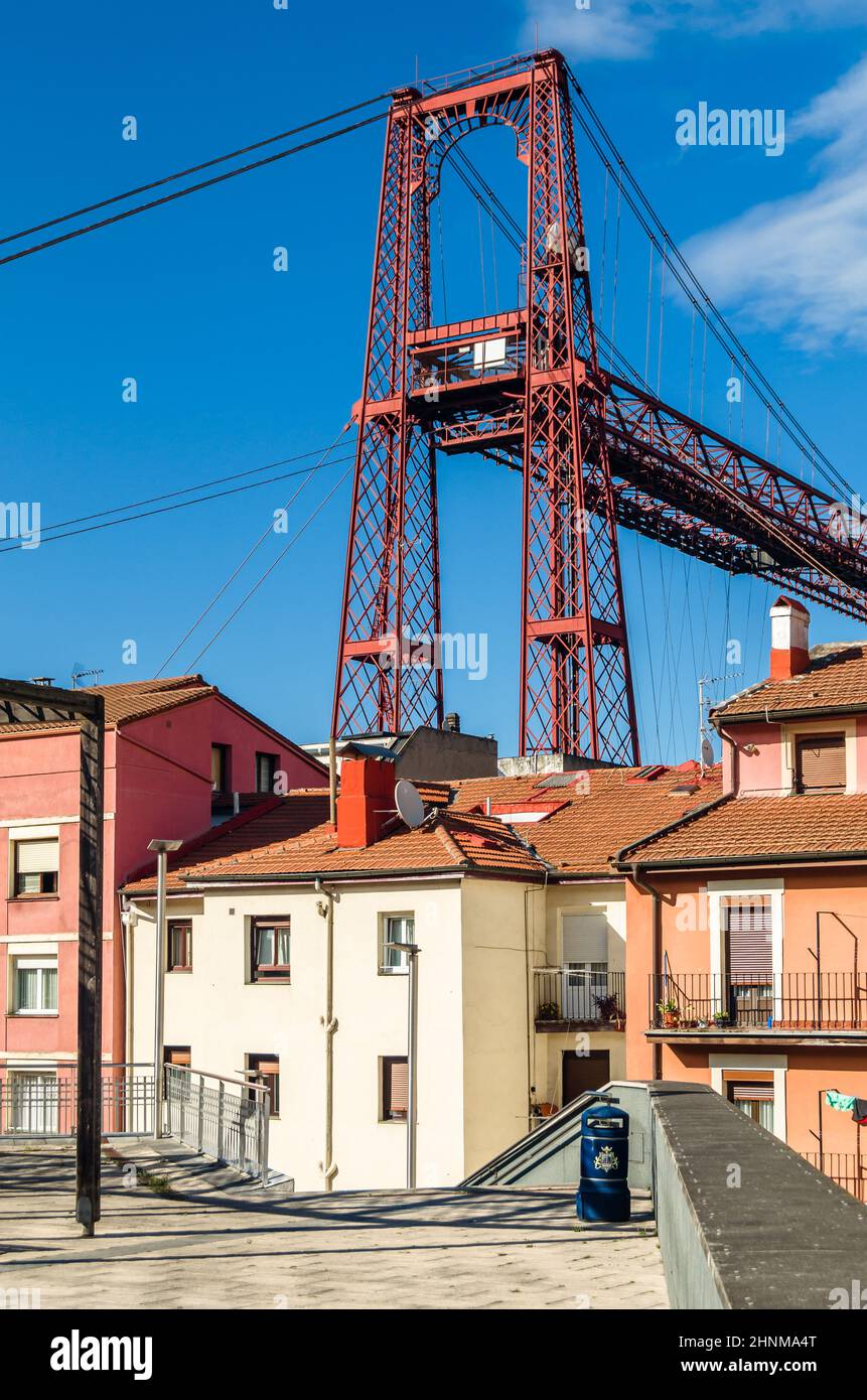 Façades colorées de la vieille ville de Portugalete, avec le célèbre pont de Vizcaya en arrière-plan Banque D'Images