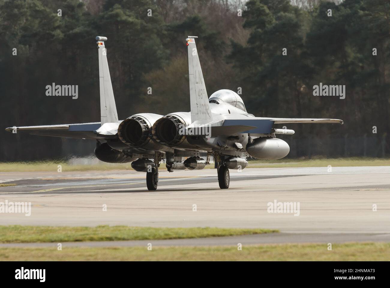 F15 combattants armés d'armes se préparent au décollage de RAF Lakenheath, Royaume-Uni Banque D'Images