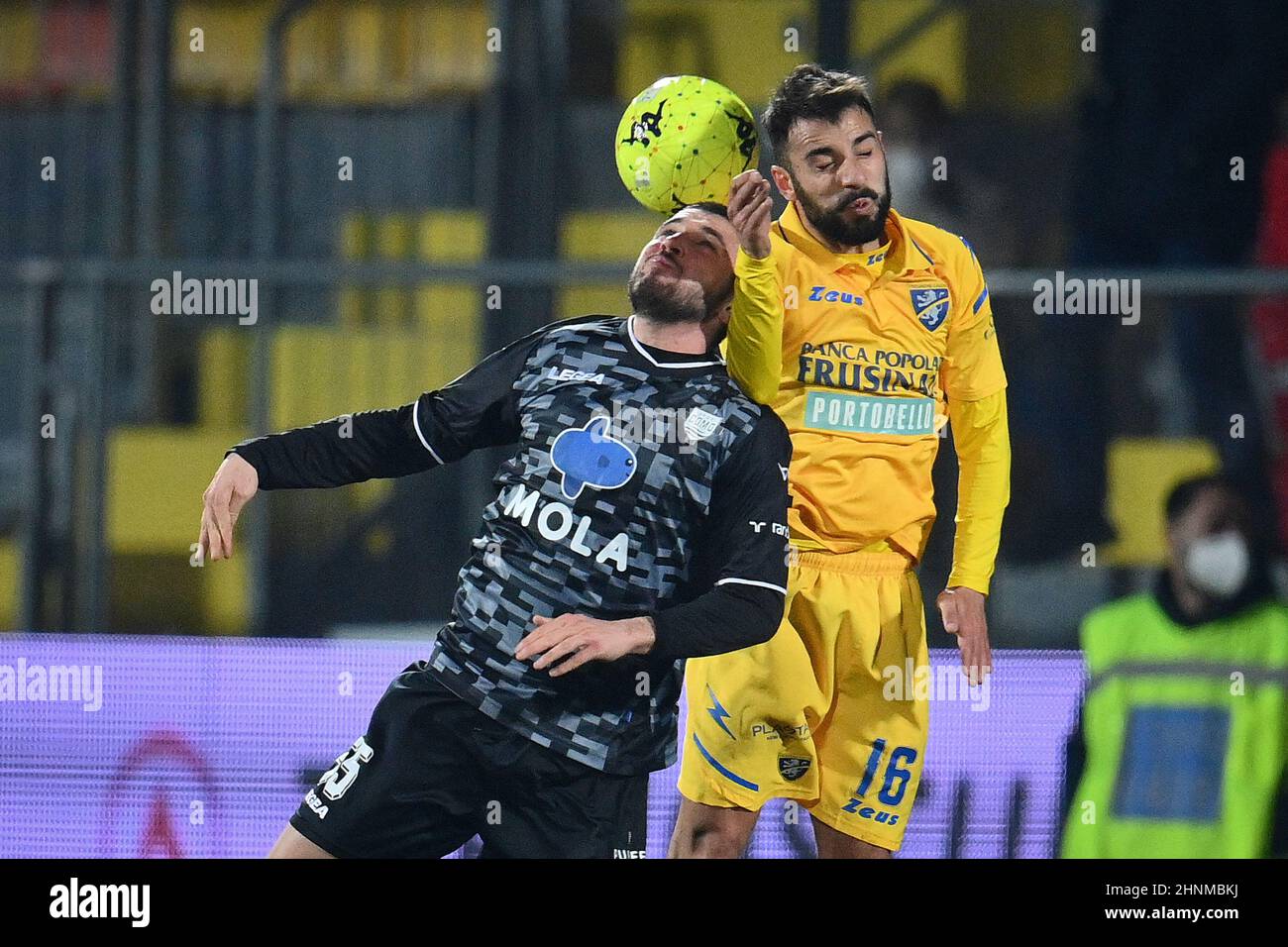 Frosinone, 16 février 2022 Stade Benito Stirpe football italien série B BKT 2021-2022 Match Frosinone Calcio vs Como 1907 23th jour de championnat en photo: Lorenzo Peli (N ° 55 Como Calcio) et Luca Garritano (N ° 16 Frosinone Calcio) Banque D'Images