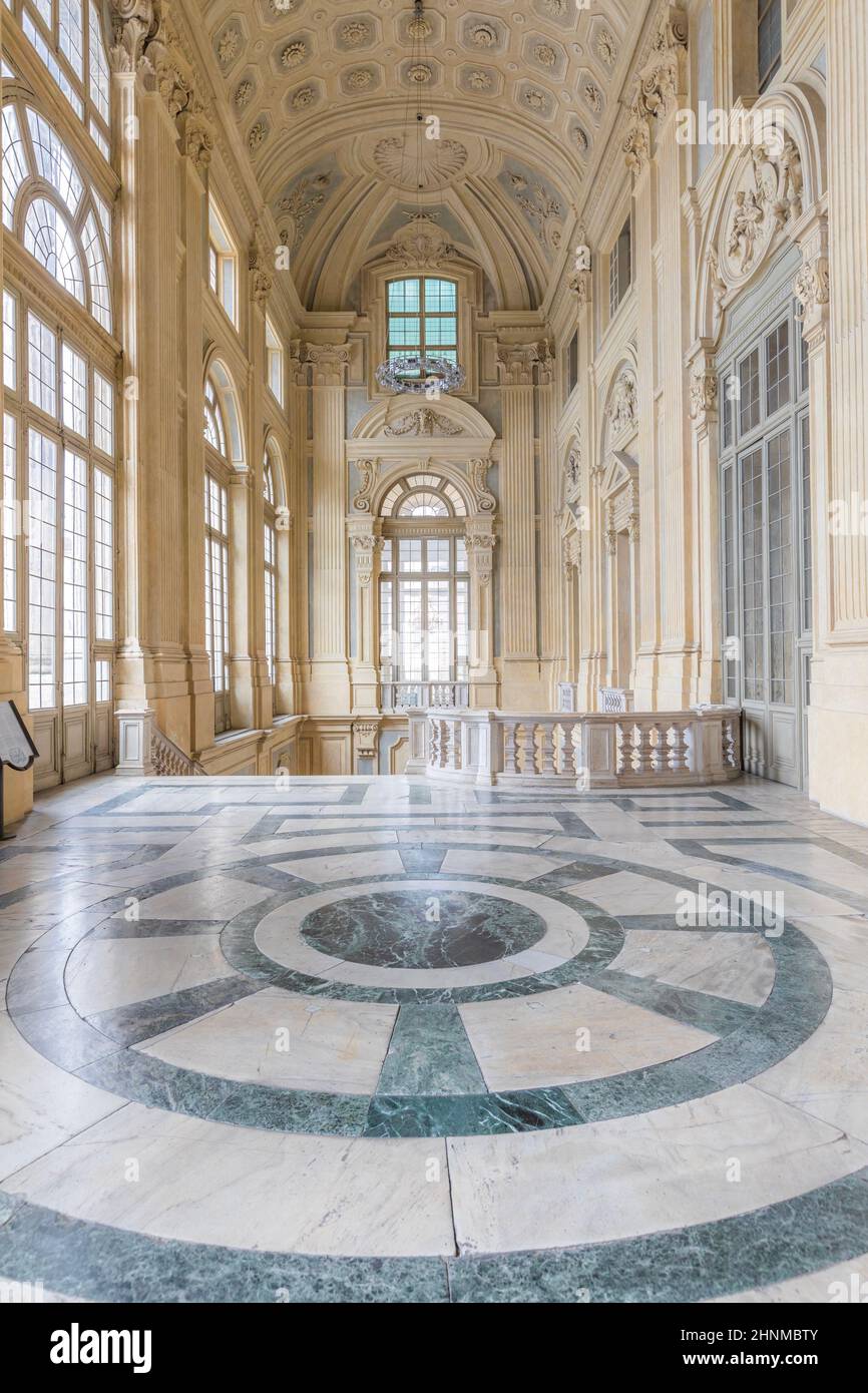 La plus belle salle baroque d'Europe située dans le Palais Madama (Palazzo Madama), Turin, Italie. Intérieur avec marbre de luxe, fenêtres et couloirs. Banque D'Images