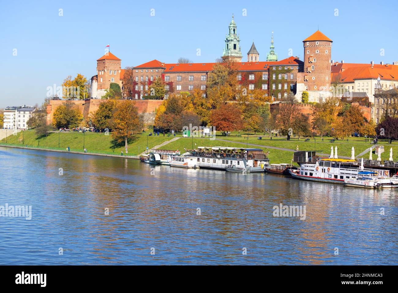 Château royal de Wawel, vue du bord de la rivière Wisla par une journée d'automne, barges et restaurants, Cracovie, Pologne Banque D'Images